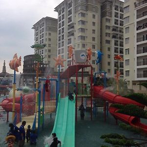 3 Bedroom Apartment & Free Access To Waterpark At Bayou Lag00N Melaka Exterior photo