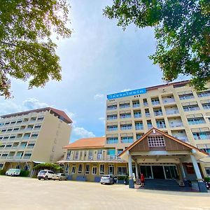 Maihom Resort Hotel Nakhon Szavan Exterior photo