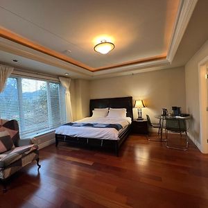 Lucky Suite, Two-Bedroom Suite With Independent Entrance In Richmond Close To Yvr Exterior photo