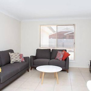 Lovely 3 Bed, 2 Bath In The City Centre! Wagga Wagga Exterior photo