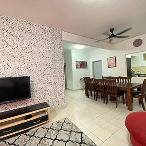 Homestay Juta Mines Seri Kembangan Balakong Serdang Lama Exterior photo