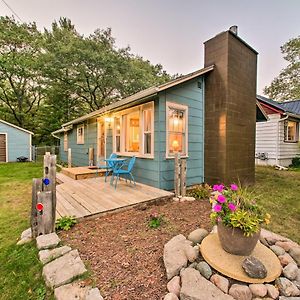 East Tawas Cabin With Deck, Backyard And Fire Pit! Villa Exterior photo