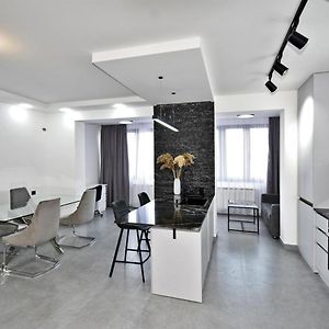 Luxury Apartment, 2 Bedrooms And 1 Living Room In Avan Jereván Exterior photo