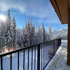 Cozy Modern Ski-In/Ski-Out, Hot Tub, Alpine Home Sun Peaks Exterior photo