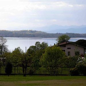 Vista Lago-Appartamento Funzionale Con Vista Varese Exterior photo