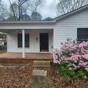 Little White House On Dennis Street Apartman Springhill Exterior photo