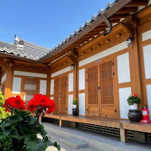 Hanok Solsol Hotel Csondzsu Exterior photo