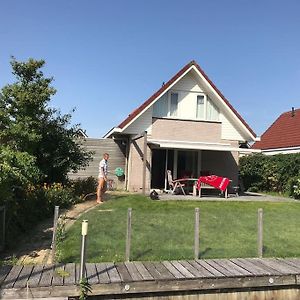 Villa Aan Water Sneekermeer Terherne Met Fietsen. Exterior photo