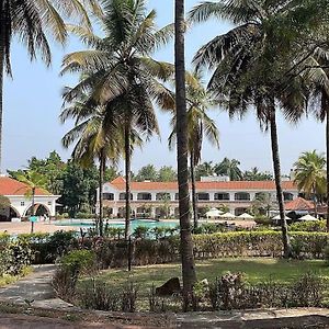 The Golden Palms Hotel & Spa Bengaluru Exterior photo