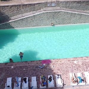 Suite Dans Le Chateau De Paulignan Avec Cuisine Et Terrasse Trausse Exterior photo