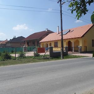 Kiserdő Vendégház Hotel Rajka Exterior photo