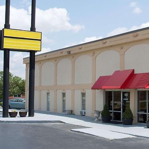 Super 8 By Wyndham Greensboro Exterior photo