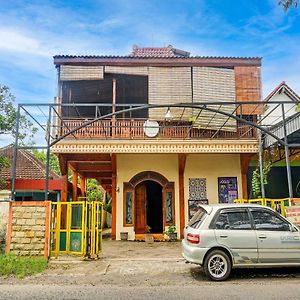 Oyo Life 92568 Penginapan Joglo Syariah Malang Exterior photo