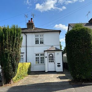 The Windmill Villa Bushey Exterior photo