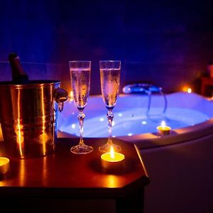 Bulle Romantique . Jacuzzi . Chateaux De La Loire Vouvray Exterior photo