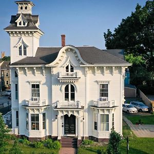 The Wedding Cake House Panzió Providence Exterior photo