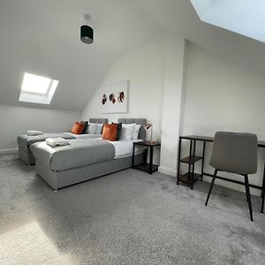 3 Bedroom New House With Wi-Fi Sleep 5 By Home Away From Home Newcastle-under-Lyme Exterior photo