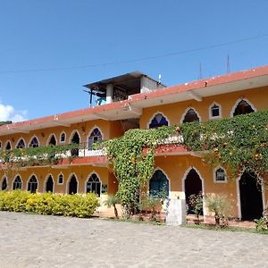 Hotel Y Restaurante Tzutujil San Lucas Tolimán Exterior photo