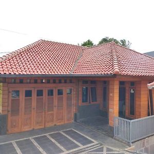 Rumah Kayu Syariah Kuningan Exterior photo