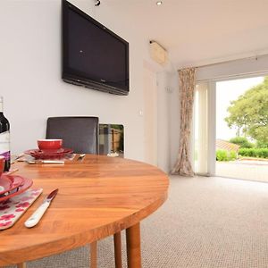 1 Bed In Lyme Regis 62615 Apartman Axminster Exterior photo