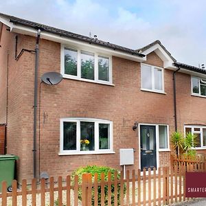 Bisley - 2 Bedroom House - Front Garden And Parking Exterior photo