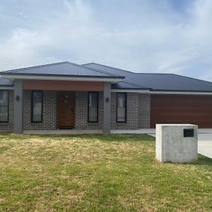 Entire 4 Bedroom Home On Connolly In Bathurst Kelso Exterior photo