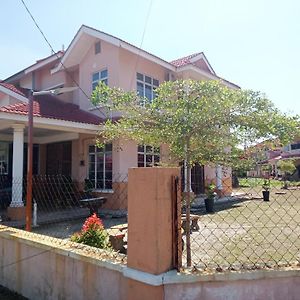 Homestay Camelia Kuala Terengganu Near Drawbridge Exterior photo