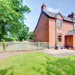 The Old Farmhouse Apartman Ruabon Exterior photo