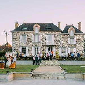 Domaine Les Jardins Darsene Panzió Tinténiac Exterior photo