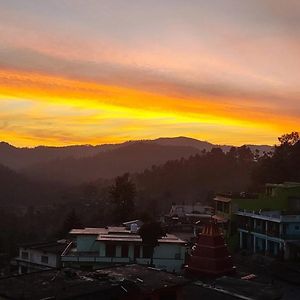 Rooftop Homestay With Mountains View Panuānaula Exterior photo