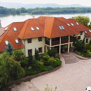 Camelot Club Hotel Vác Exterior photo