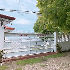 Luna Oslob Travellers Inn - Beach Front Exterior photo