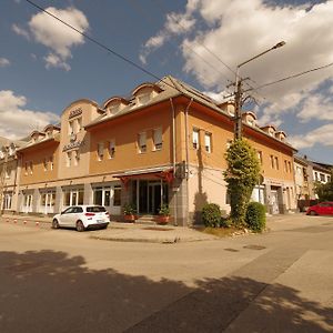 Hotel Vadászkürt Superior Székesfehérvár Exterior photo