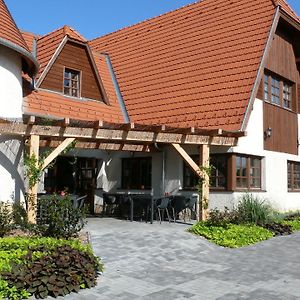 Kádárta Vendéglő Panzió Panzió Veszprém Exterior photo