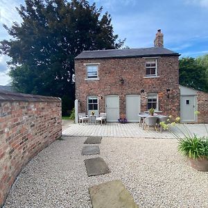 Grooms Cottage Next To Sheriff Hutton Castle Exterior photo