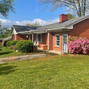 The Bourbon & Horse Country Epicenter Villa Frankfort Exterior photo