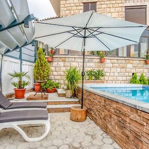 La Kava 1-Br Apt With Terrace In Ain Aar Apartman Al Atshanah Exterior photo