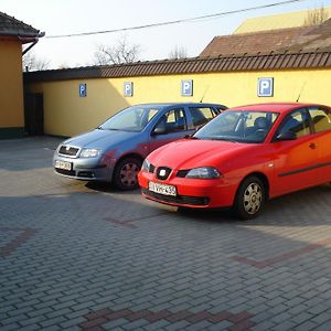 Halász Airport Panzio Hotel Vecsés Exterior photo