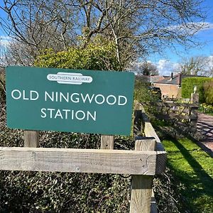 Old Ningwood Station Bed & Breakfast, Ningwood, Isle Of Wight Po41 0Tg Panzió Brook  Exterior photo