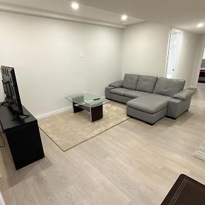 Open Modern Concept 2Br Basement Apartman YYC Exterior photo