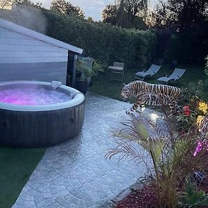 Charmante Maison Spacieuse Avec Jacuzzi Privatif Gondecourt Exterior photo