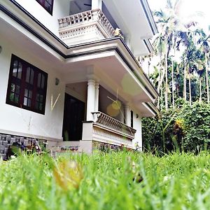 Woods Home Stay Athirapalli Exterior photo