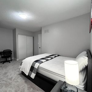 Room In Oshawa, 24/7 Security, Free Parking Exterior photo