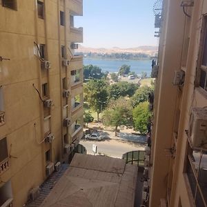 شقة مفروشة رائعة كورنيش النيل برج الرياض Apartman Naj'al Amrab Exterior photo