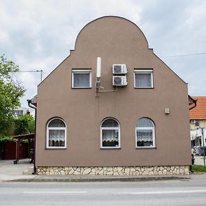 Fitt Panzió Hotel Sásd Exterior photo