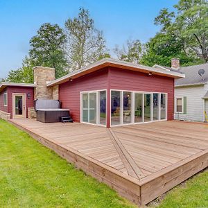 Mid-Century Modern Lake Cottage In Indiana! Greenfield Exterior photo