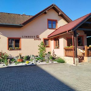 Pezion Limbovy Dvor Hotel Ménhárd Exterior photo