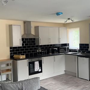 Brand New Luxury 1 & 2 Bed Apartments Open Plan Kitchens Diner Free Wi-Fi & Netflix Burton-upon-Trent Exterior photo