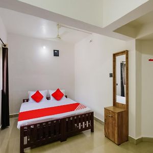 Oyo Flagship Aiswarya Residency Hotel Vajanad Exterior photo