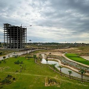 Luxury Studio Apartment Golf And Lake View At Eighteen Iszlámábád Exterior photo